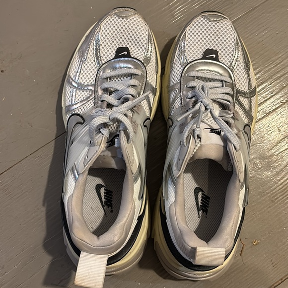 Nike V2K run sneakers, size 7.5 - Picture 4 of 5